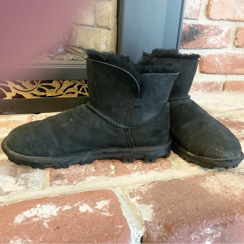 Faux UG like lined boots.  Used and good condition.  Size 9.